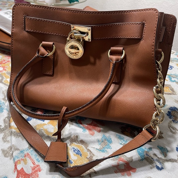 Michael Kors Hamilton Mk Satchel Bag Khaki
Saffiano Leather Padlock - Picture 2 of 8